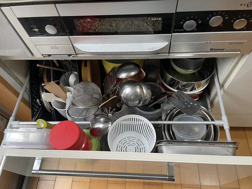 福岡　整理収納アドバイザー　トトノウラボ　キッチン　ビフォー
片付け前のキッチン引き出し