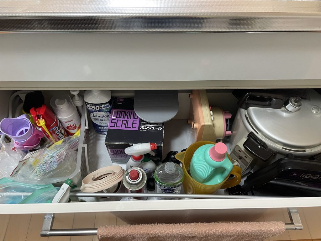福岡　整理収納アドバイザー　トトノウラボ　
片付け前のキッチン流し下引き出し