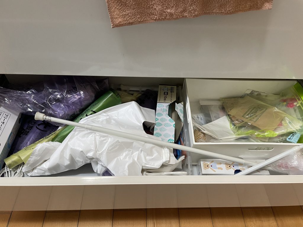 福岡　整理収納アドバイザー　トトノウラボ　
片付け前のキッチン流し下の引き出し