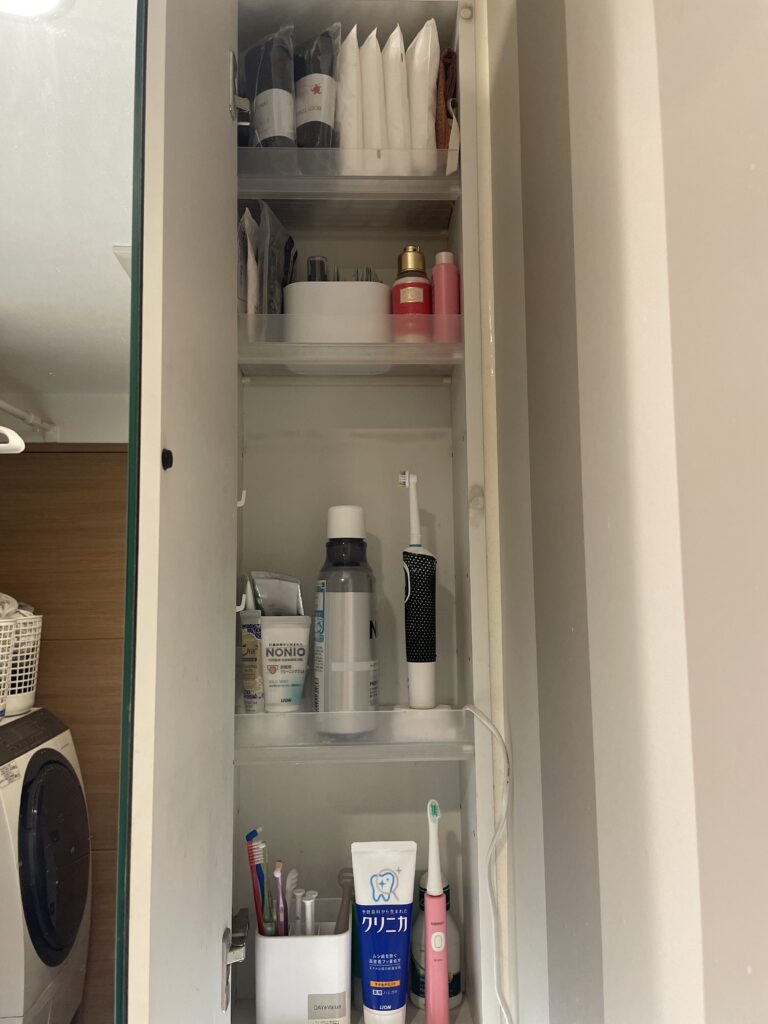 福岡　整理収納アドバイザー　トトノウラボ
片付け後の洗面台鏡の裏