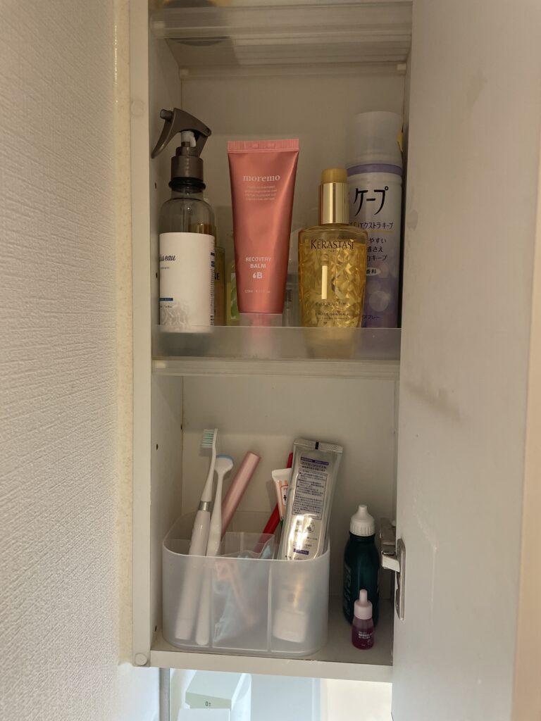 福岡　整理収納アドバイザー　トトノウラボ
片付け後の洗面台鏡の裏