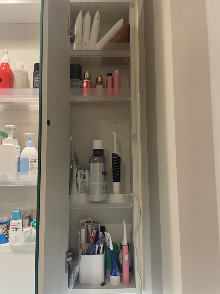 福岡　整理収納アドバイザー　トトノウラボ
片付け前の洗面台鏡の裏