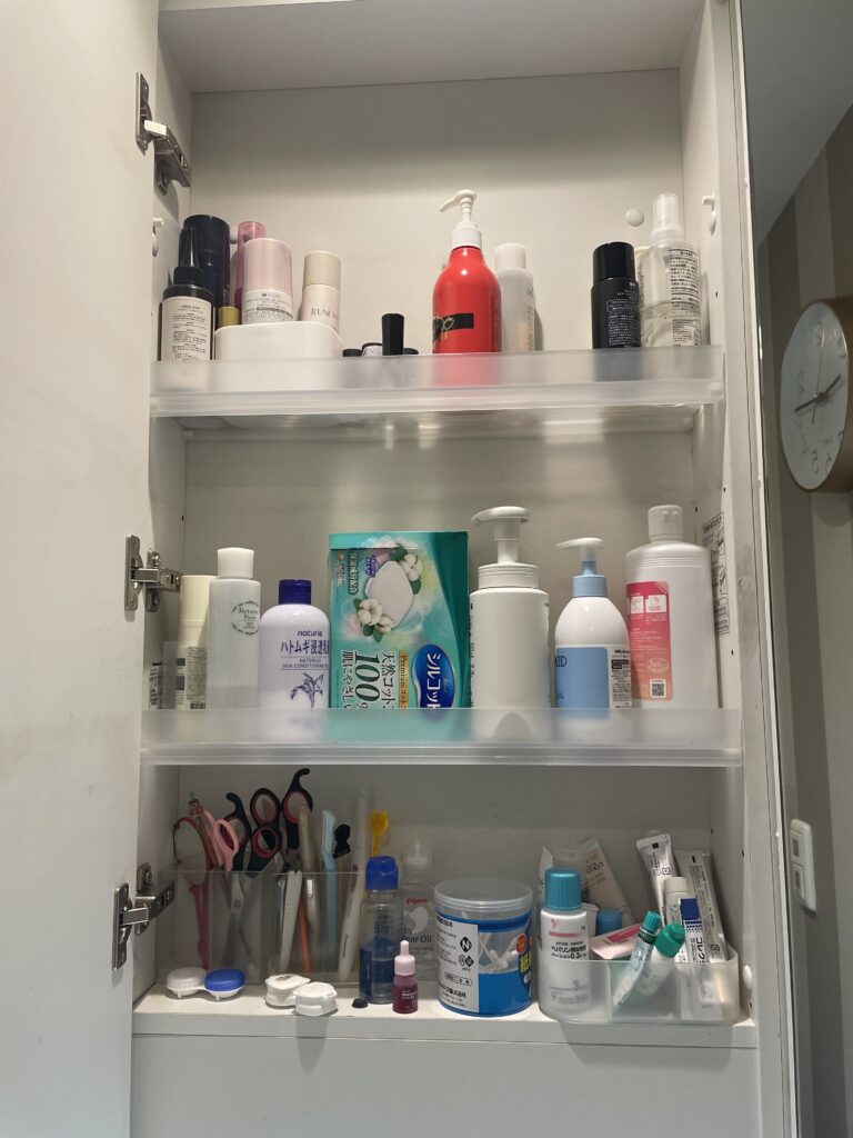 福岡　整理収納アドバイザー　トトノウラボ
片付け前の洗面台鏡の裏