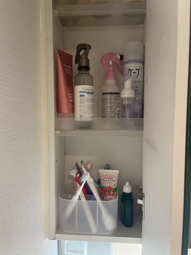 福岡　整理収納アドバイザー　トトノウラボ
片付け前の洗面台鏡の裏