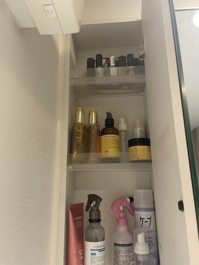 福岡　整理収納アドバイザー　トトノウラボ
片付け前の洗面台鏡の裏