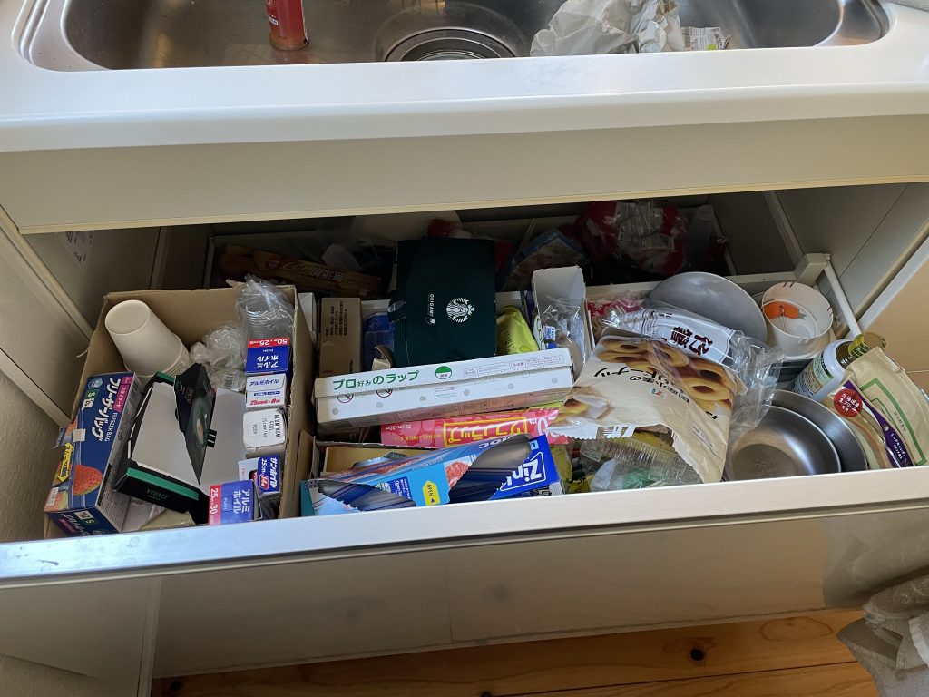 福岡　整理収納アドバイザー　トトノウラボ　キッチン　収納　引き出しの中　ビフォー