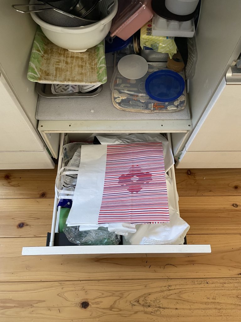 福岡　整理収納アドバイザー　トトノウラボ　キッチン　収納　引き出しの中　ビフォー