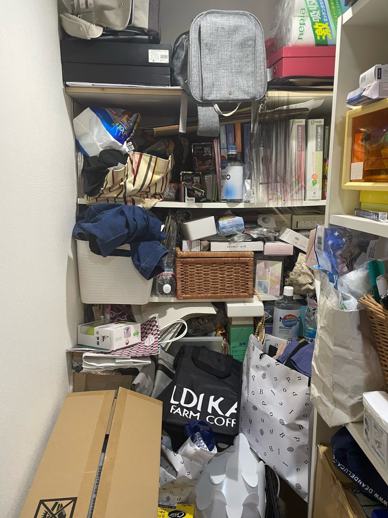 福岡　整理収納アドバイザー　納戸　片付け　ビフォー2