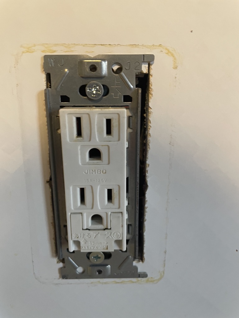 福岡　整理収納アドバイザー　トトノウラボ　コンセントカバーを取り外した写真