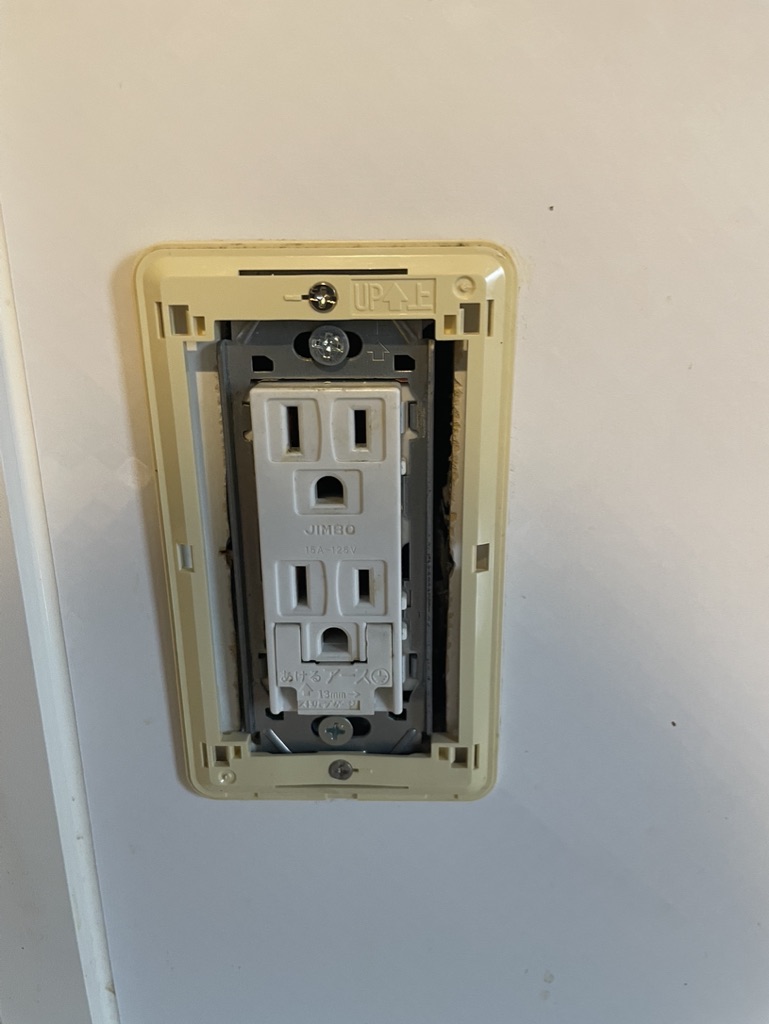 福岡　整理収納アドバイザー　トトノウラボ　劣化したコンセントカバー