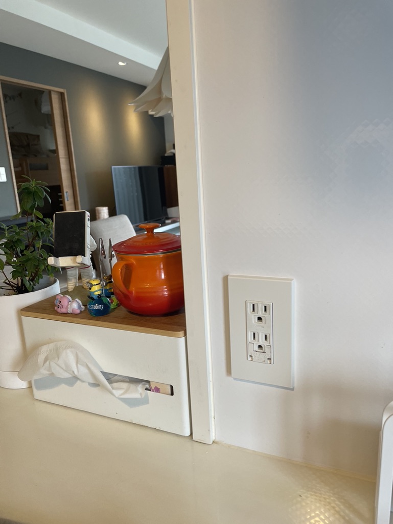 福岡　整理収納アドバイザー　トトノウラボ　
取り替えた白いコンセントカバー