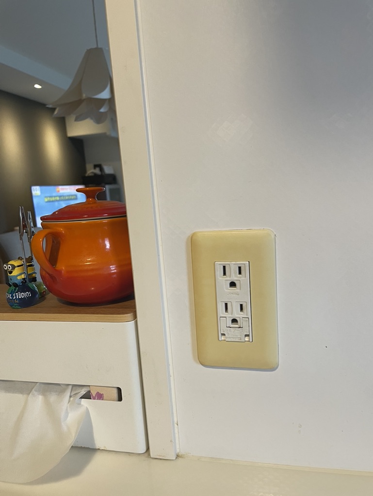 福岡　整理収納アドバイザー　トトノウラボ　劣化したコンセントカバー
